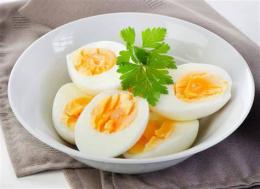ảnh chụp màn hình trứng gà đã luộc để tủ lạnh được bao lâu