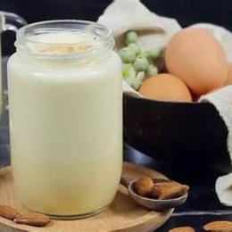 cách làm trắng da bằng sữa tươi và trứng gà