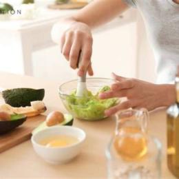 dưỡng da mặt bằng trứng gà
