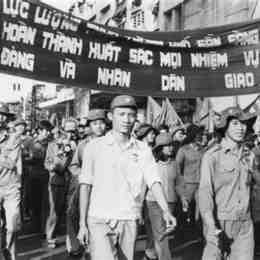 gà mẹ đã chiến đấu chống lại đại bàng bằng