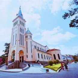 nhà thờ con gà đà lạt xây dựng năm nào