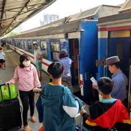 sân ga ồn ào nhộn nhịp đoàn tàu đã đến